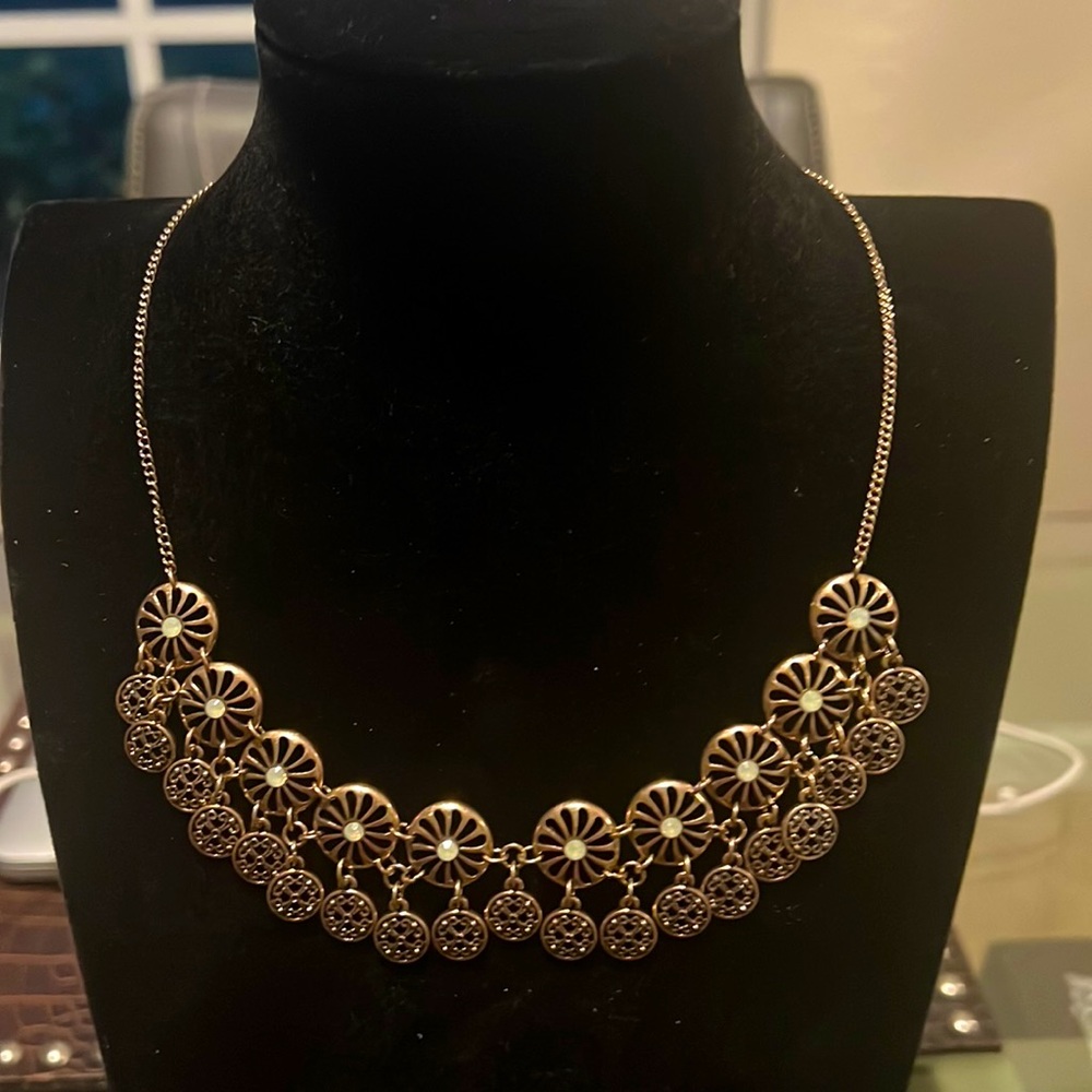 Lovely unsigned white rhinestone and copper metal necklace  Classic design
